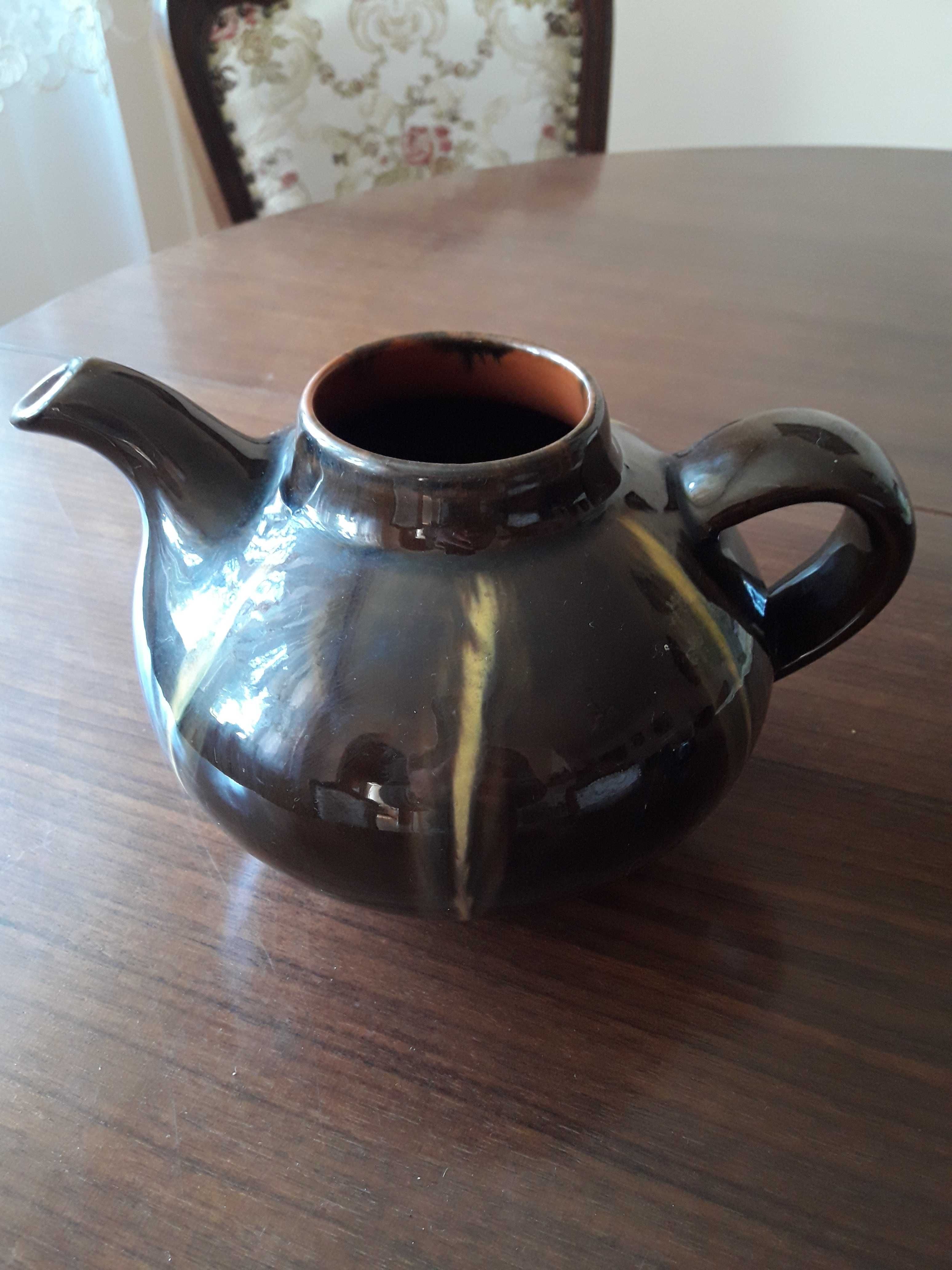 Керамические кофейник и чашки