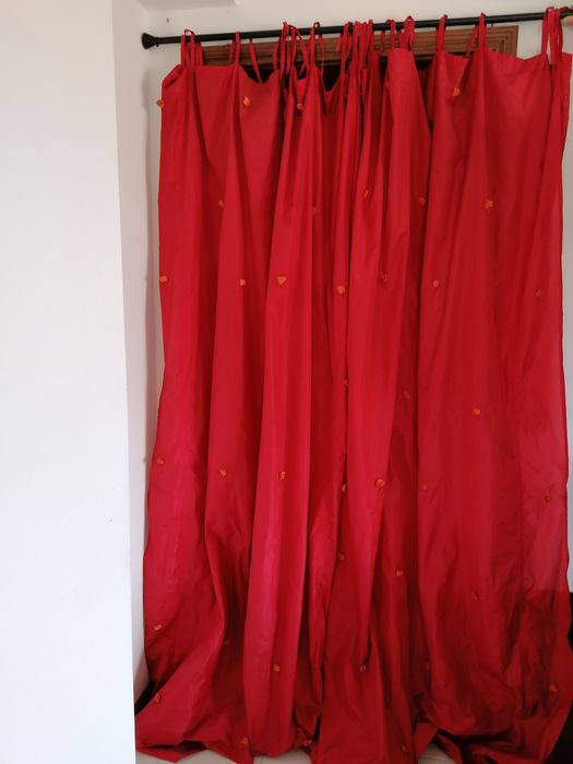 Cortinados pretos, brancos e vermelhos