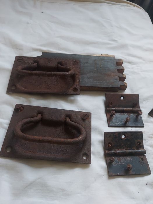 Okucia ze starej skrzynki niemieckiej przedwojenne