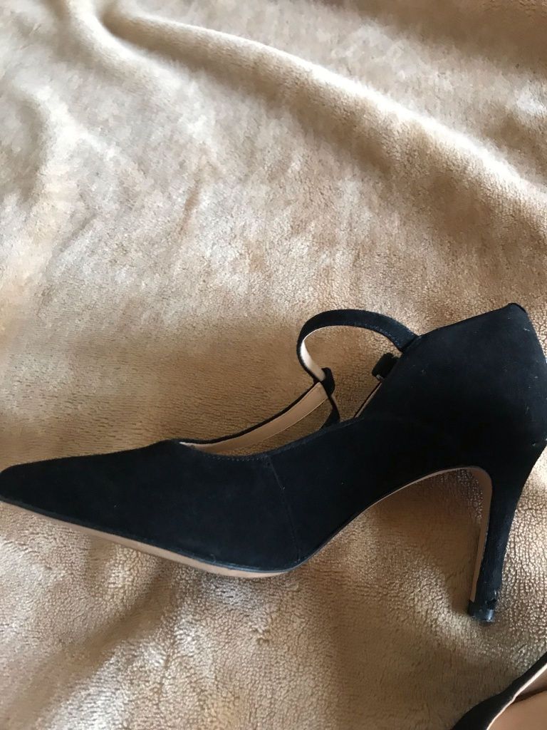 Sapato alto de veludo.