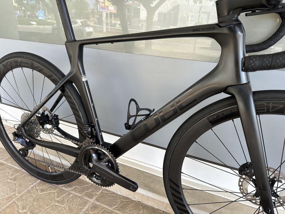 Bicicleta de estrada - ULtegra Di2 - Rodas carbono