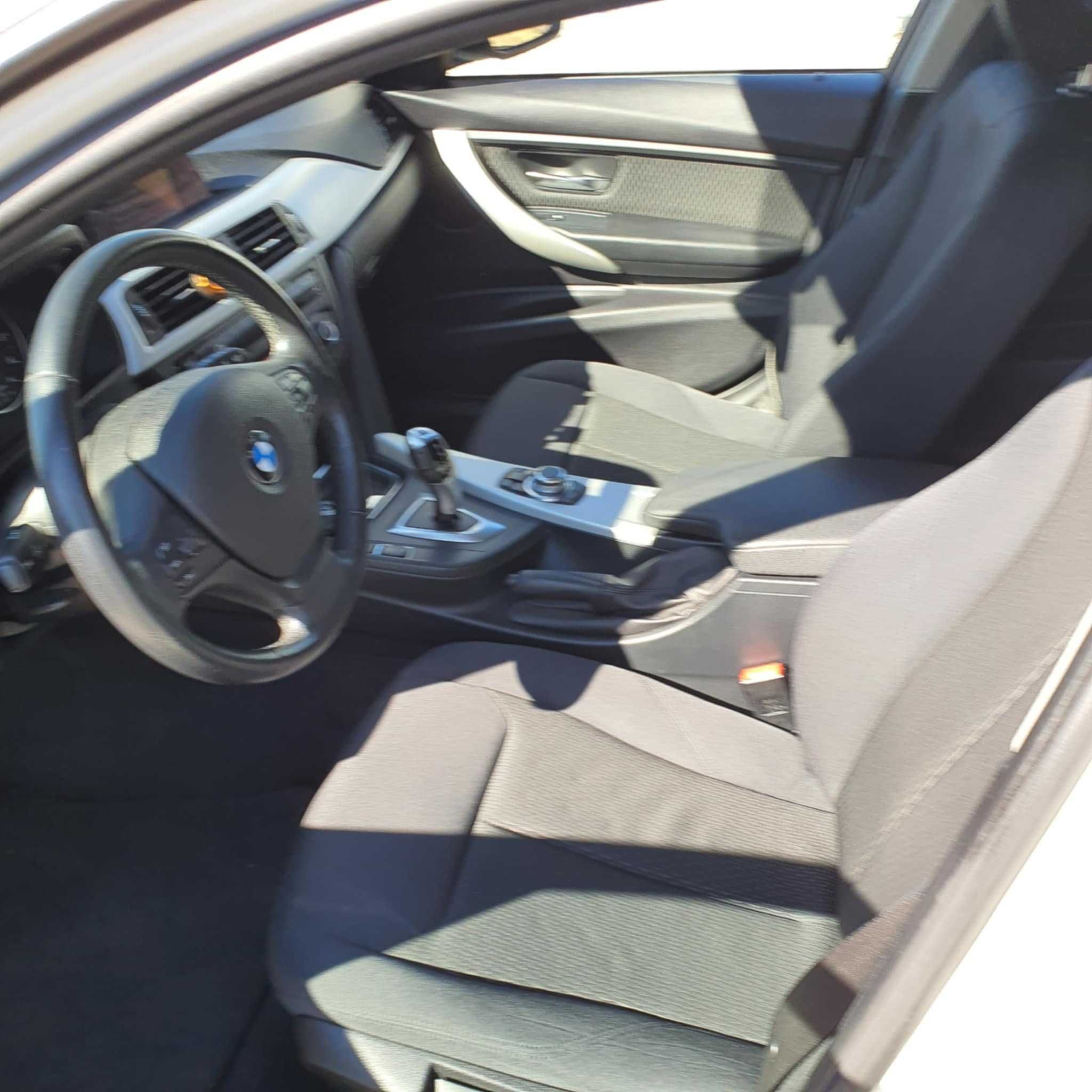 Vendo está  carrinha