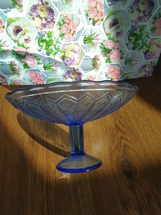 Продаю  вазу на ножке.