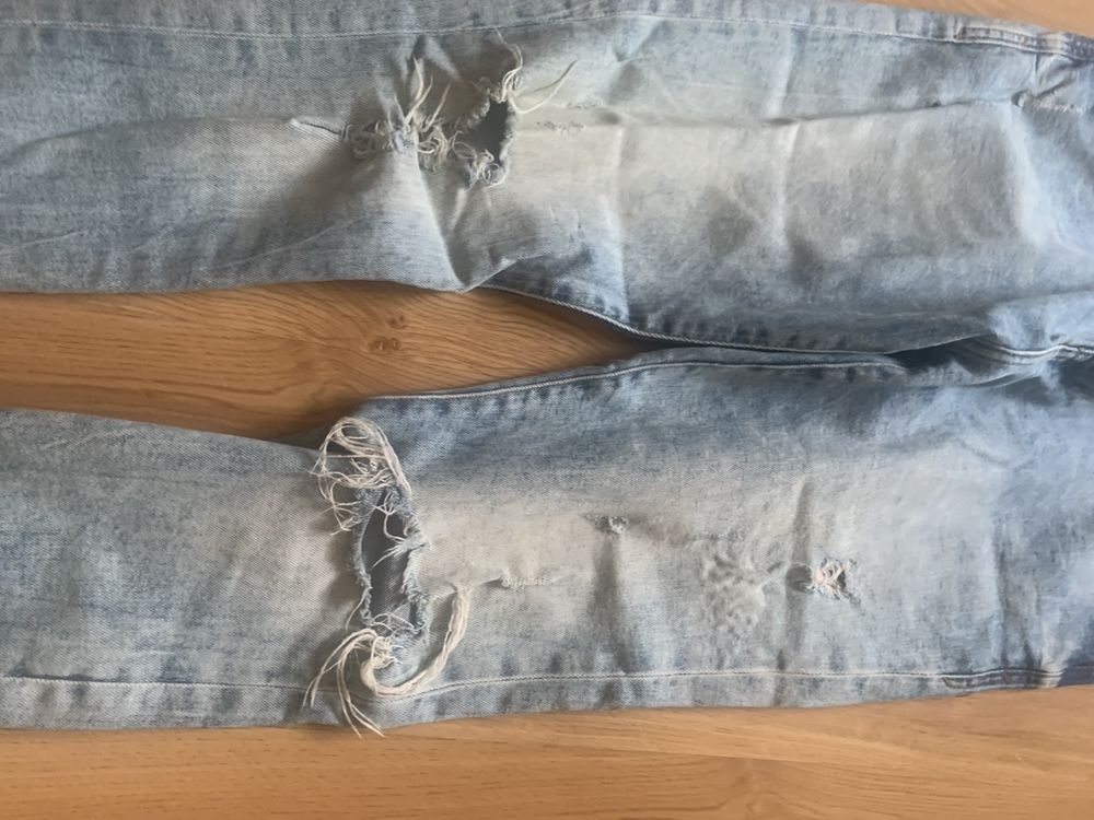 Męskie jeansy z dziurkami
