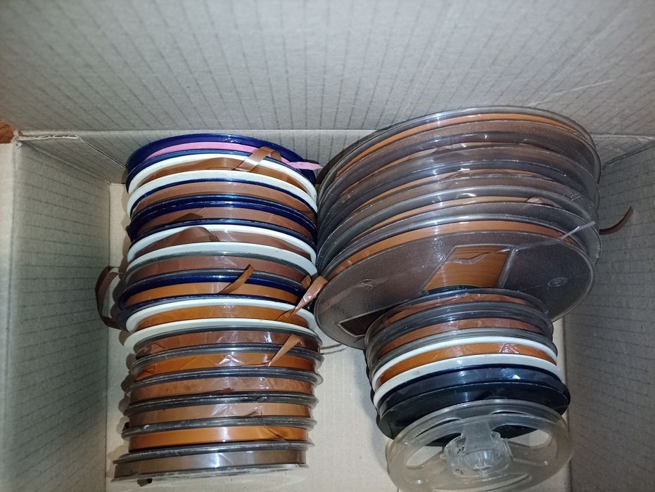 Бабіни з магнітною стрічкою.