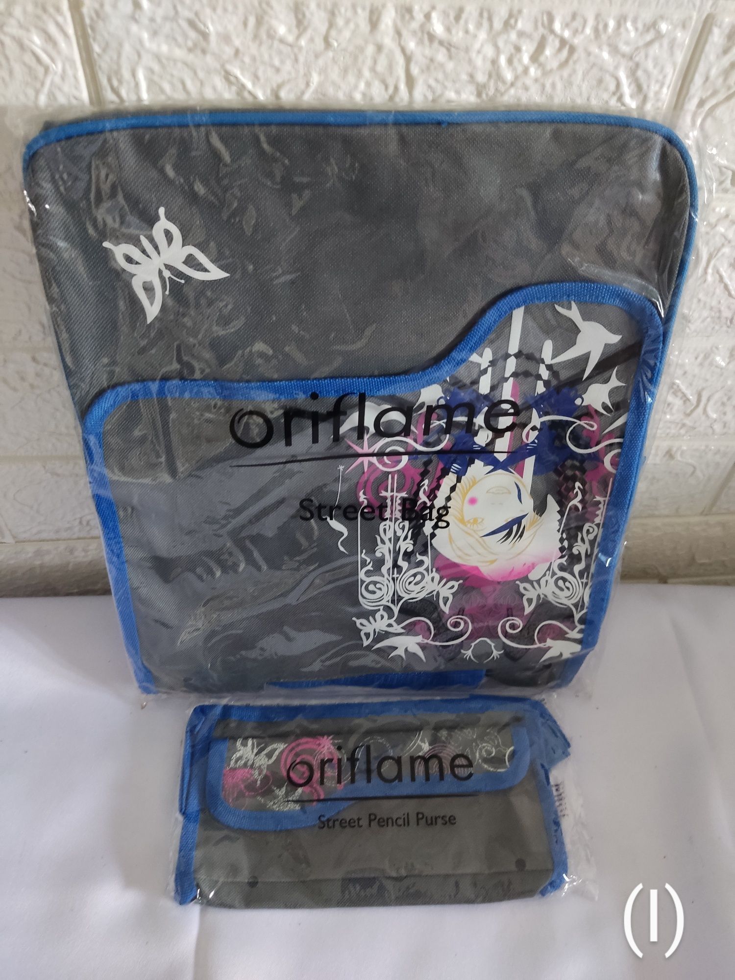 Mochila com estojo Oriflame.