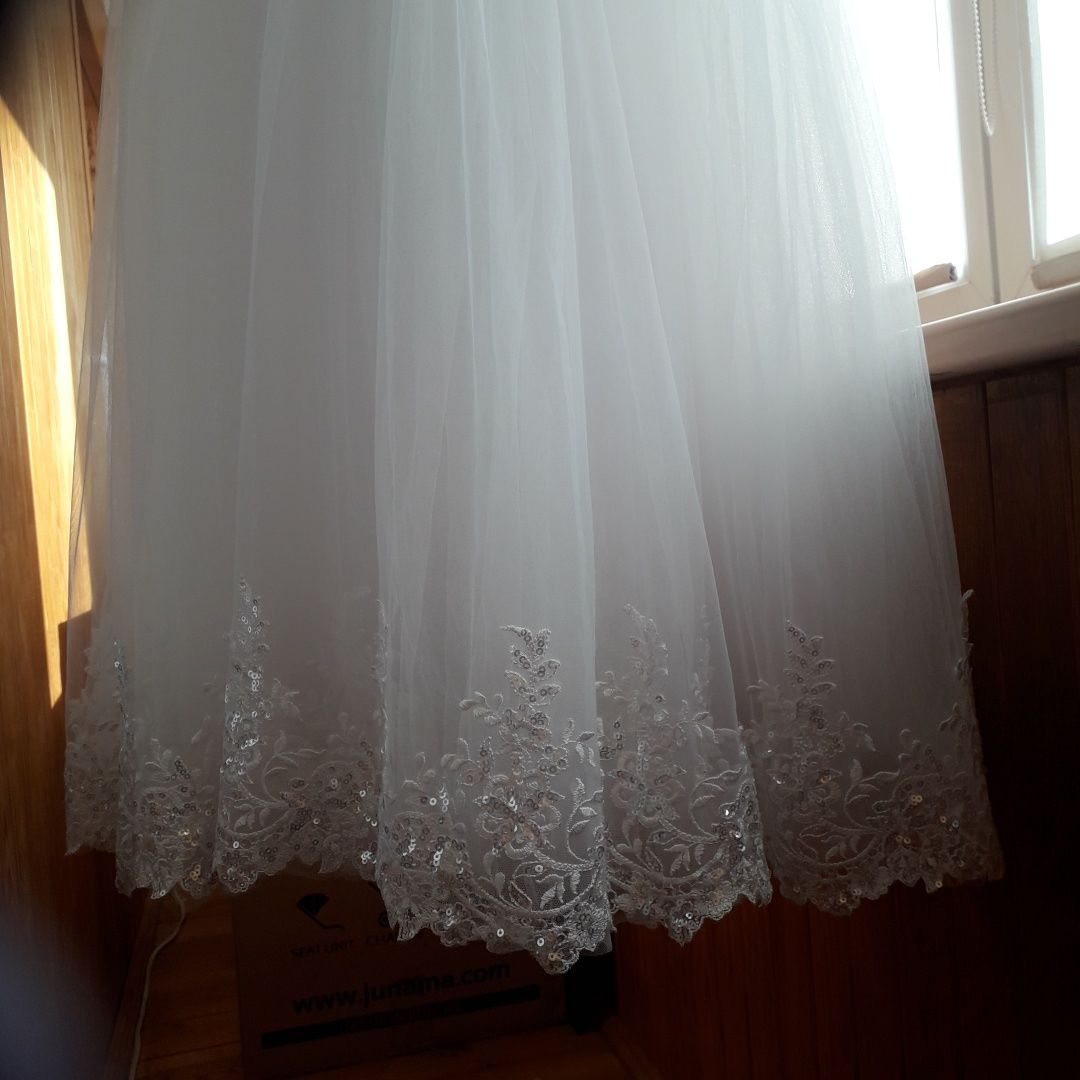 Весільня сукня та довга фата білого кольору