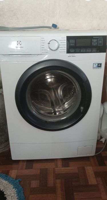 Пральна машина Electrolux EW6S 326SUI на запчастини (Пробило бак)
на
з