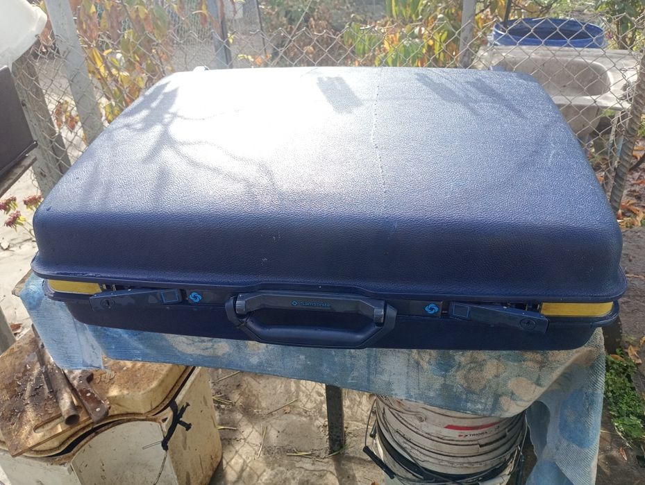 Пластиковий чемодан