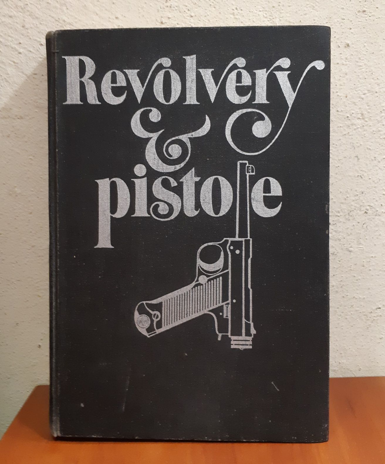 Книга-каталог Револьверы и пистолеты на чешском языке