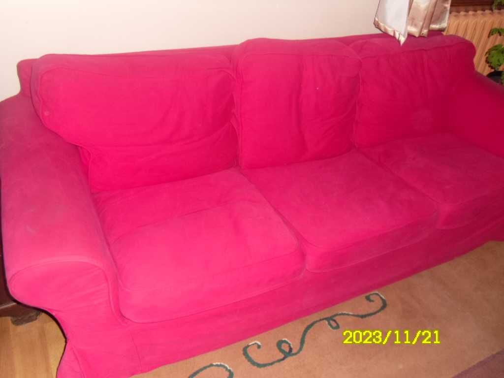 Sofa trzyosobowa.