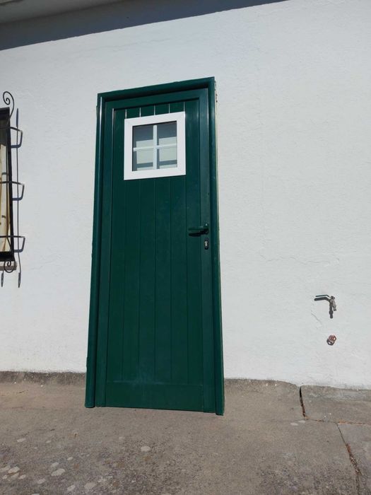 Porta de alumino verde com postigo 200× 80