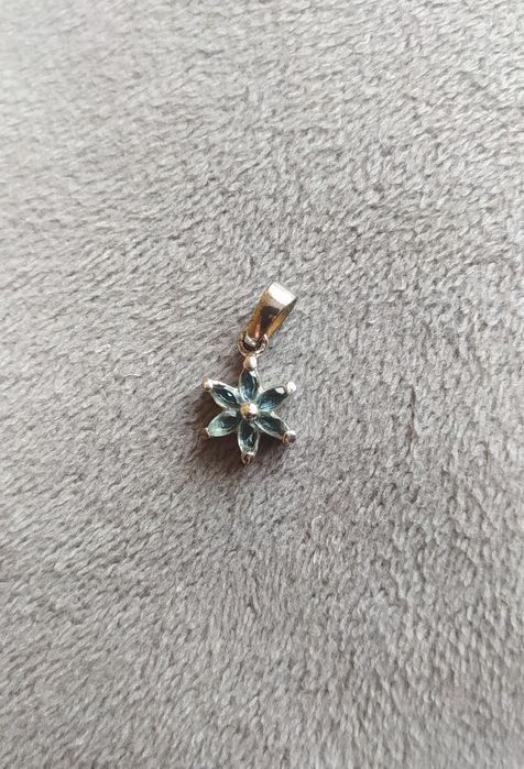 Srebrna zawieszka do łańcuszka