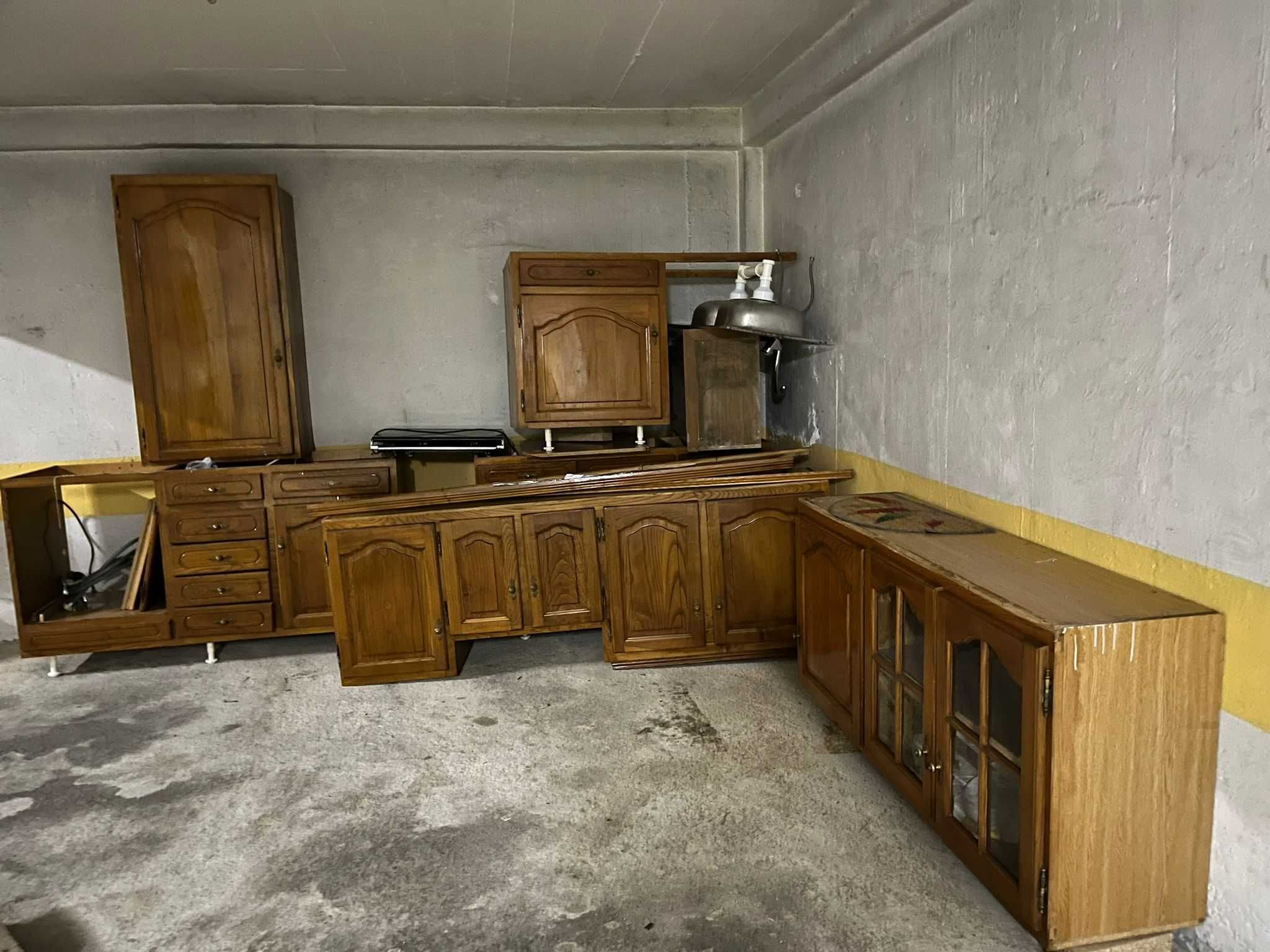 Cozinha Completa em Carvalho Maciço – Bom Estado