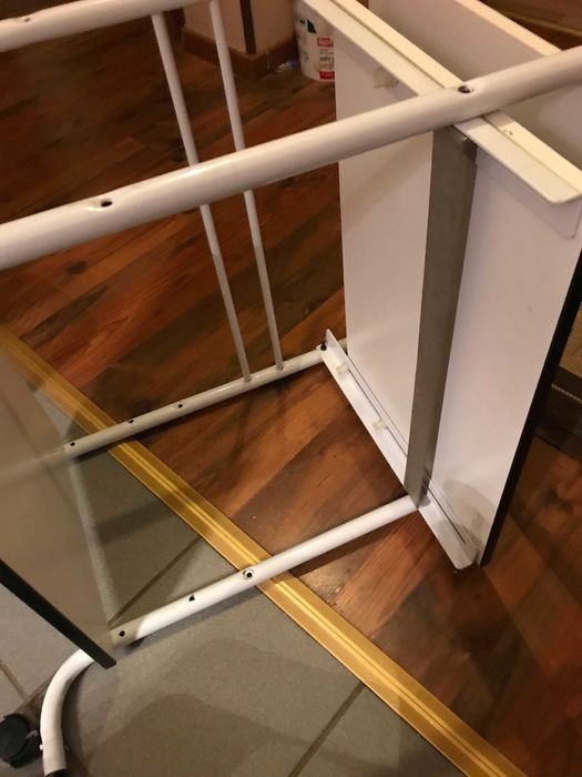 Stolik metalowy pod komputer