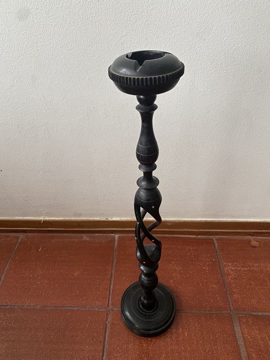 Cinzeiro de pé em pau preto de Mocambique