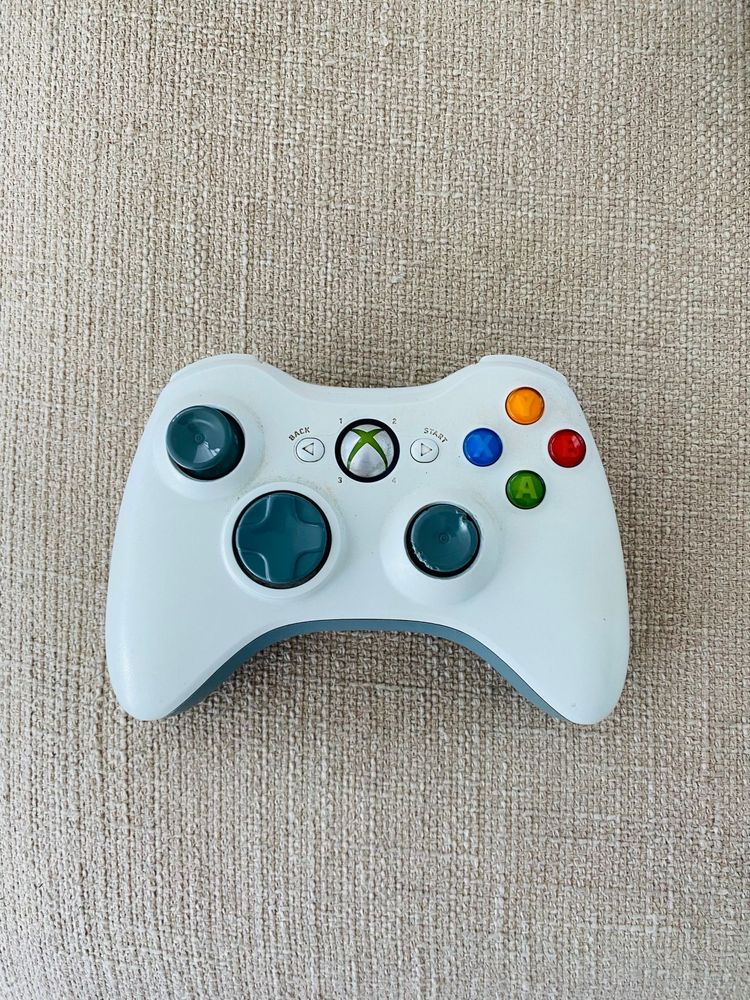 Xbox360 bom com jogos e dois comandos