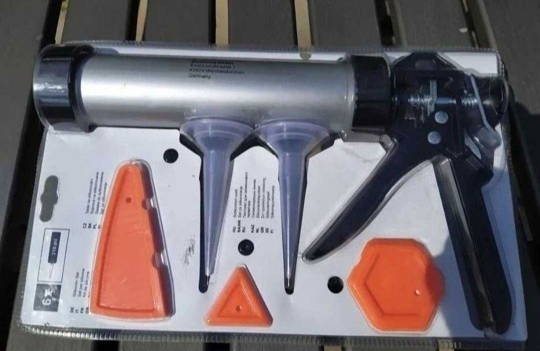Pistolet do silikonu/kleju + kształtki do wygładzania.