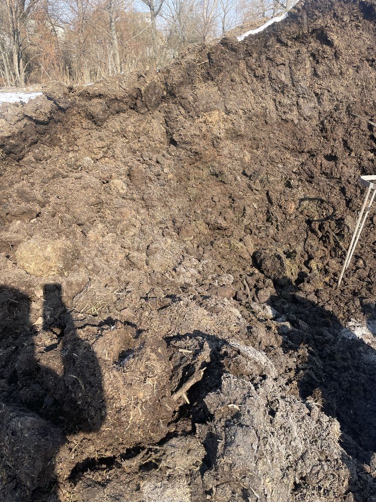 Перегній та чернозем в мішках
