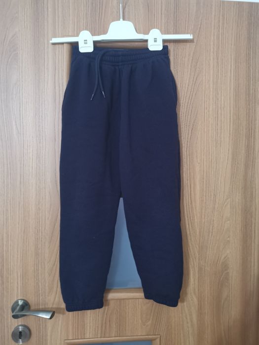 Czarne spodenki chłopięce na 9/10 lat