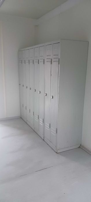 Kontener biurowy socjalny 20 - z przedsionkiem, lodówką oraz szafkami