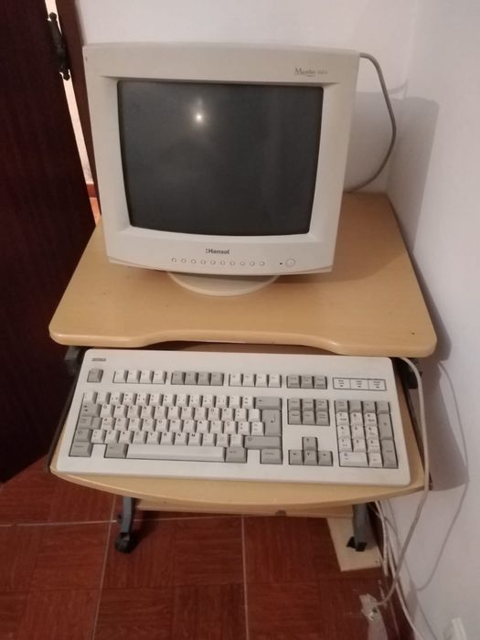 Conjunto torre, teclado e monitor Hansol