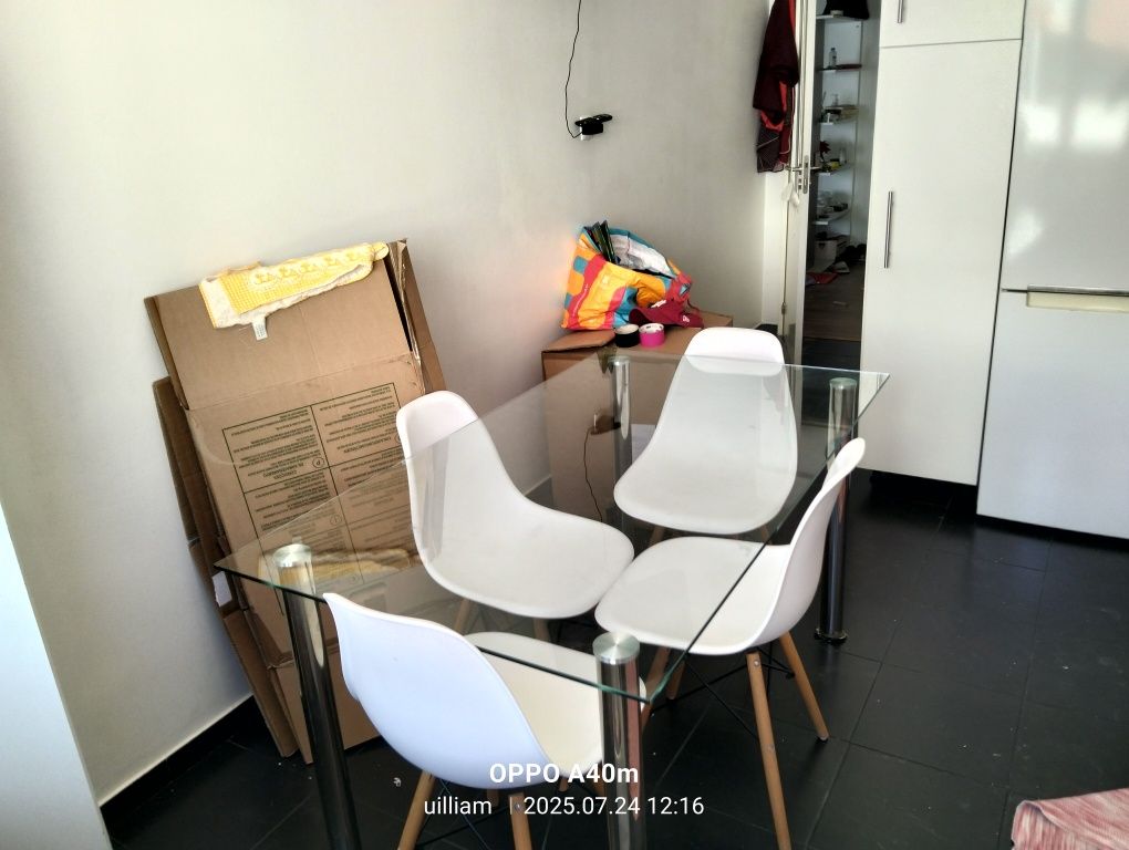 Mesa com  4 cadeiras