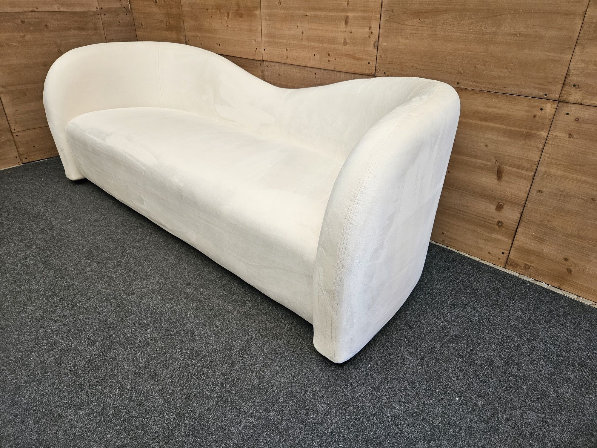 Falowana sofa trzyosobowa