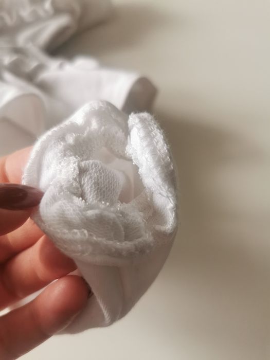Biała sukienka z falbankami i kokardą chrzciny roczek 80