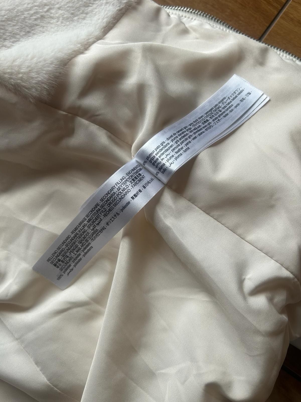 Kremowa zimowa pikowana taliowana kurtka zara złamana biel z kapturem
