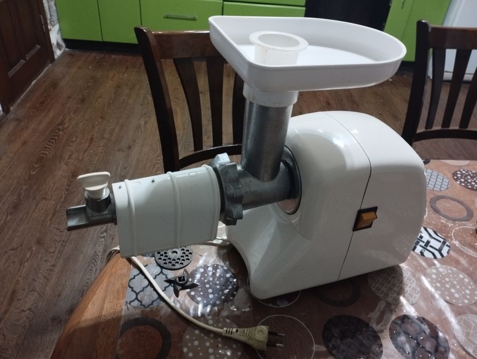 Електром'ясорубка і соковижималка помічниця ( помошница)