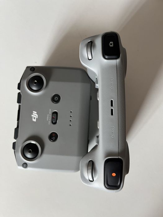 Dji Mini 3 e dois comandos