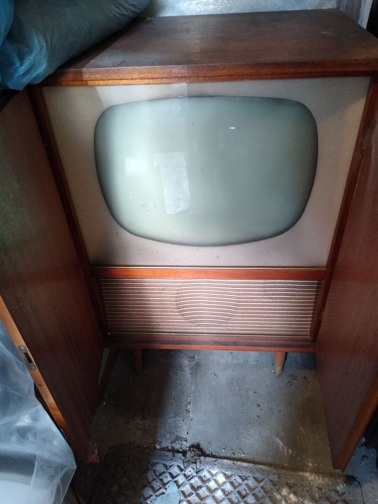 Biurko stare przedwojenne, krzesła telewizor zamiana