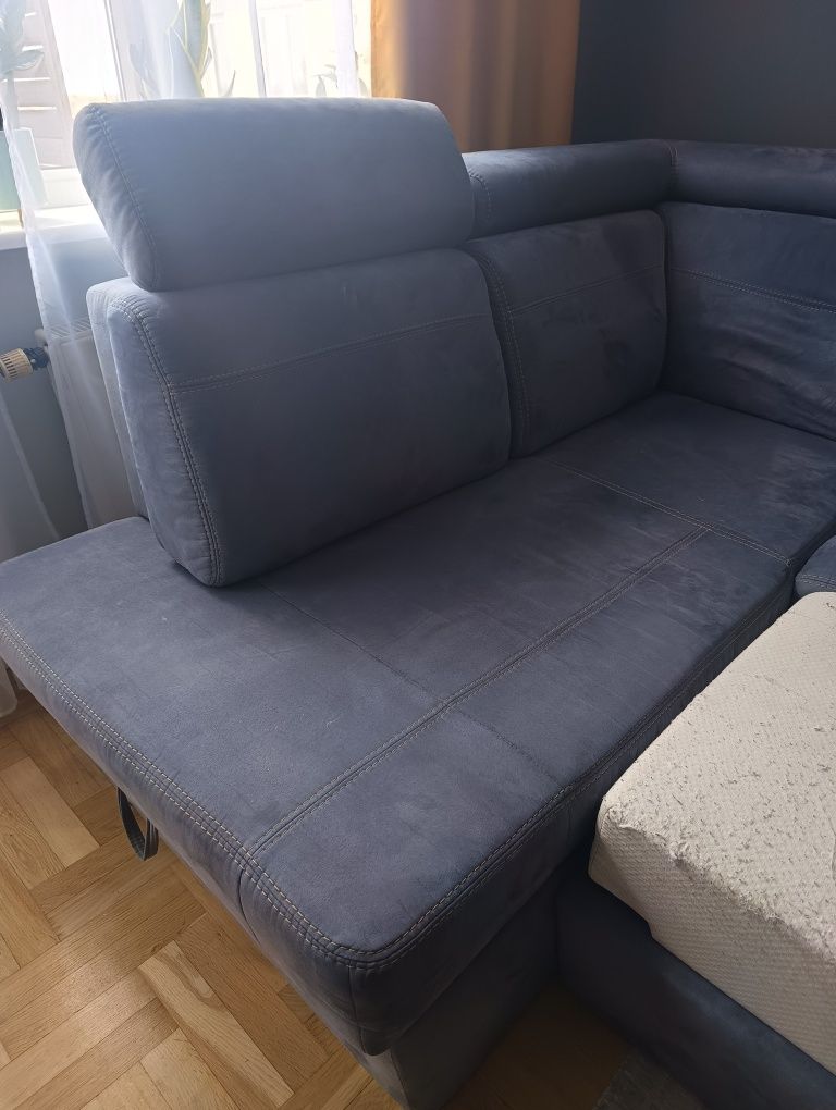 Narożnik z funkcją spania i pojemnikiem na posciel