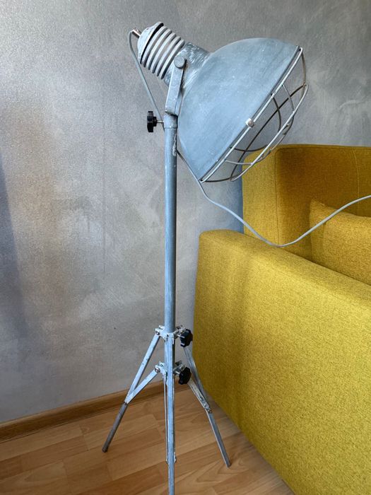 Lampa loft stojąca