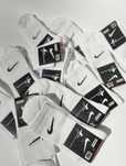 1 par białych skarpetek Nike. Białe skarpetki Nike unisex.