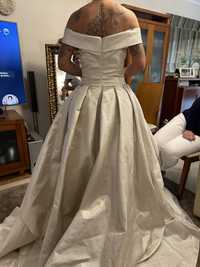 Diversos vestidos de noiva