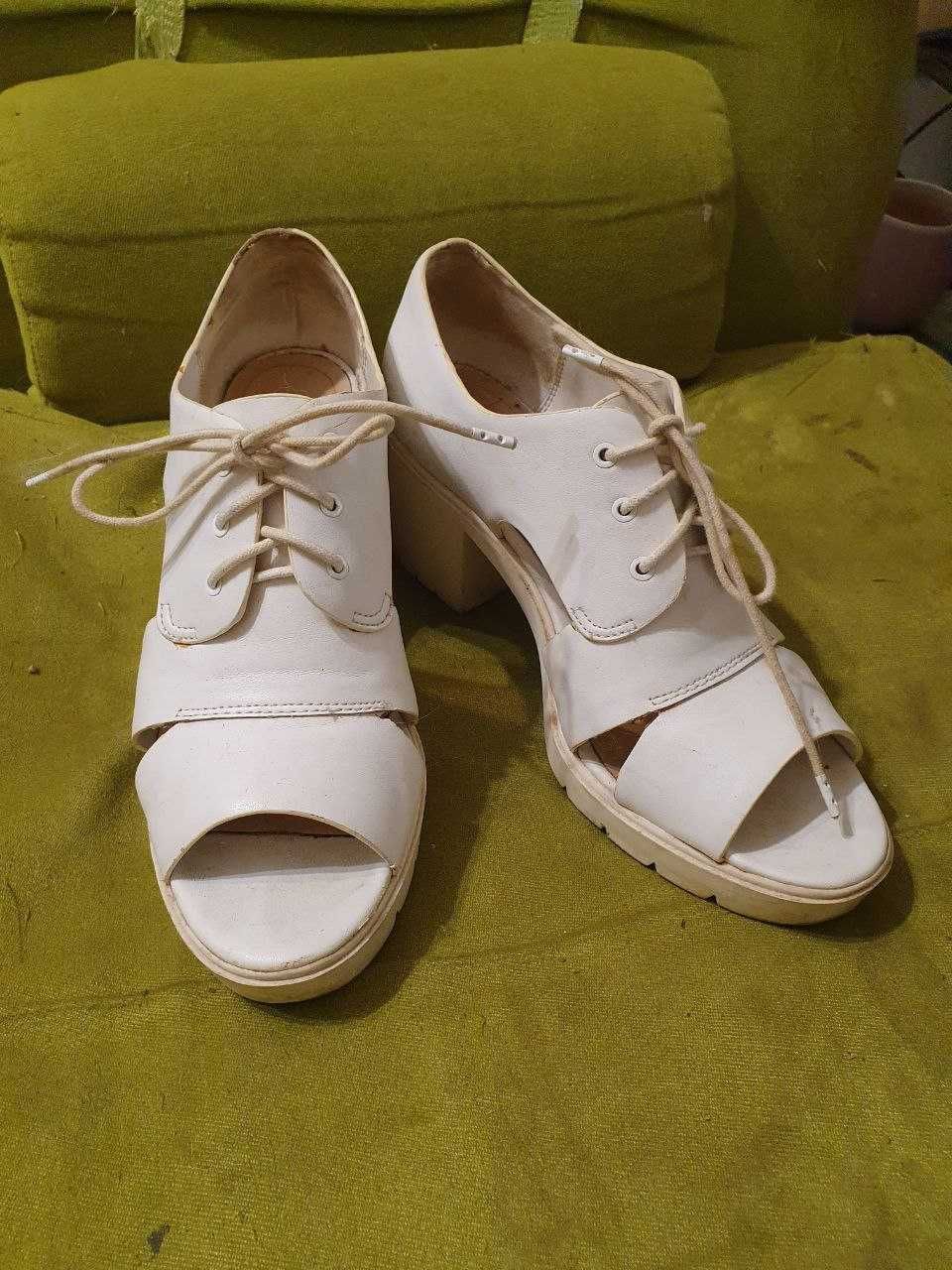 Босоніжки білі шкіряні Bershka зі шнурівкою, кожаные белые босоножки