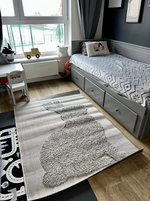 Szary dywan z królikiem/ zającem do pokoju dziecka
