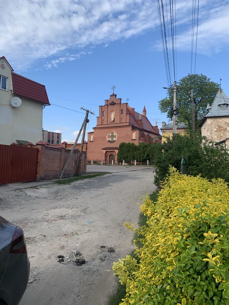 Квартира(половина будинку)• Центр Городка • Подвір’я/сад • 20 км Львів