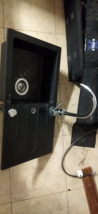 Zlew czarny kamienny z kranem