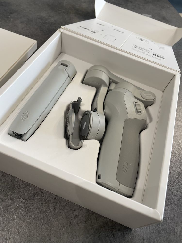 DJI Osmo Mobile 4 - stabilizator obrazu do smartfonów