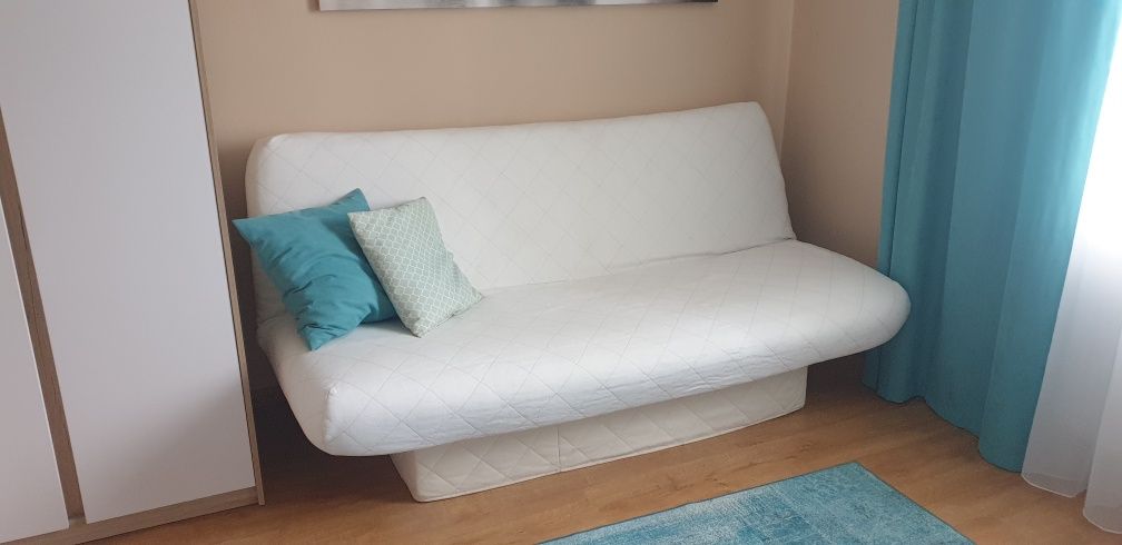 Biała sofa pikowana, z funkcją spania i pojemnikiem na pościel
