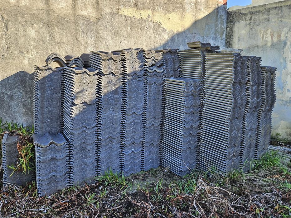 Lote 1.400 telhas de cimento onduladas/ cumeeiras, em excelente estado