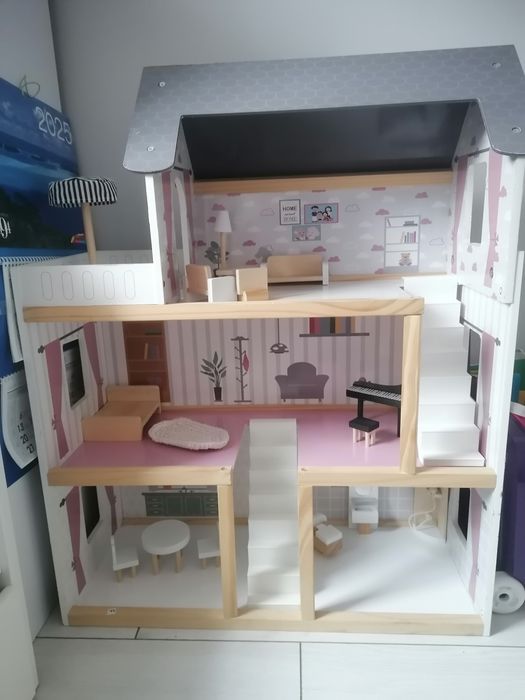 Domek dla lalek z mebelkami