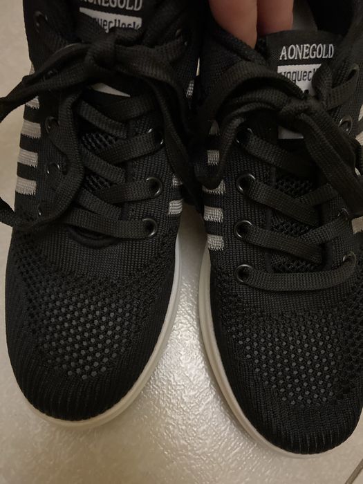 Отдам  бесплатно кроссовки 37 р 24,5 см