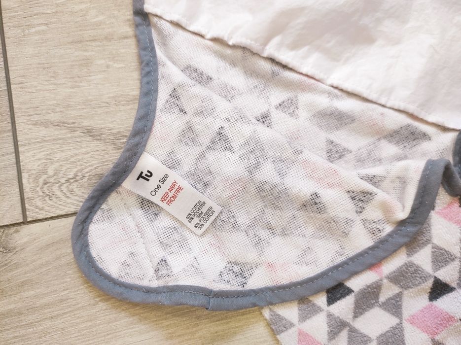 wodoodporny śliniak z  długimi rękawami / fartuszek do karmienia