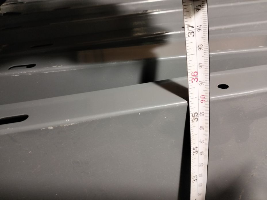 Estante com 10 prateleiras de metal cinza com os perfis / perfil / Pos