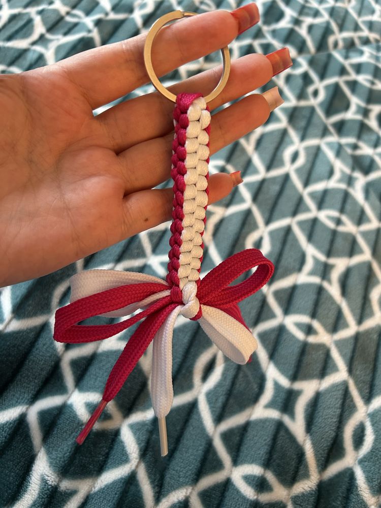 Porta chaves em branco e rosa choque