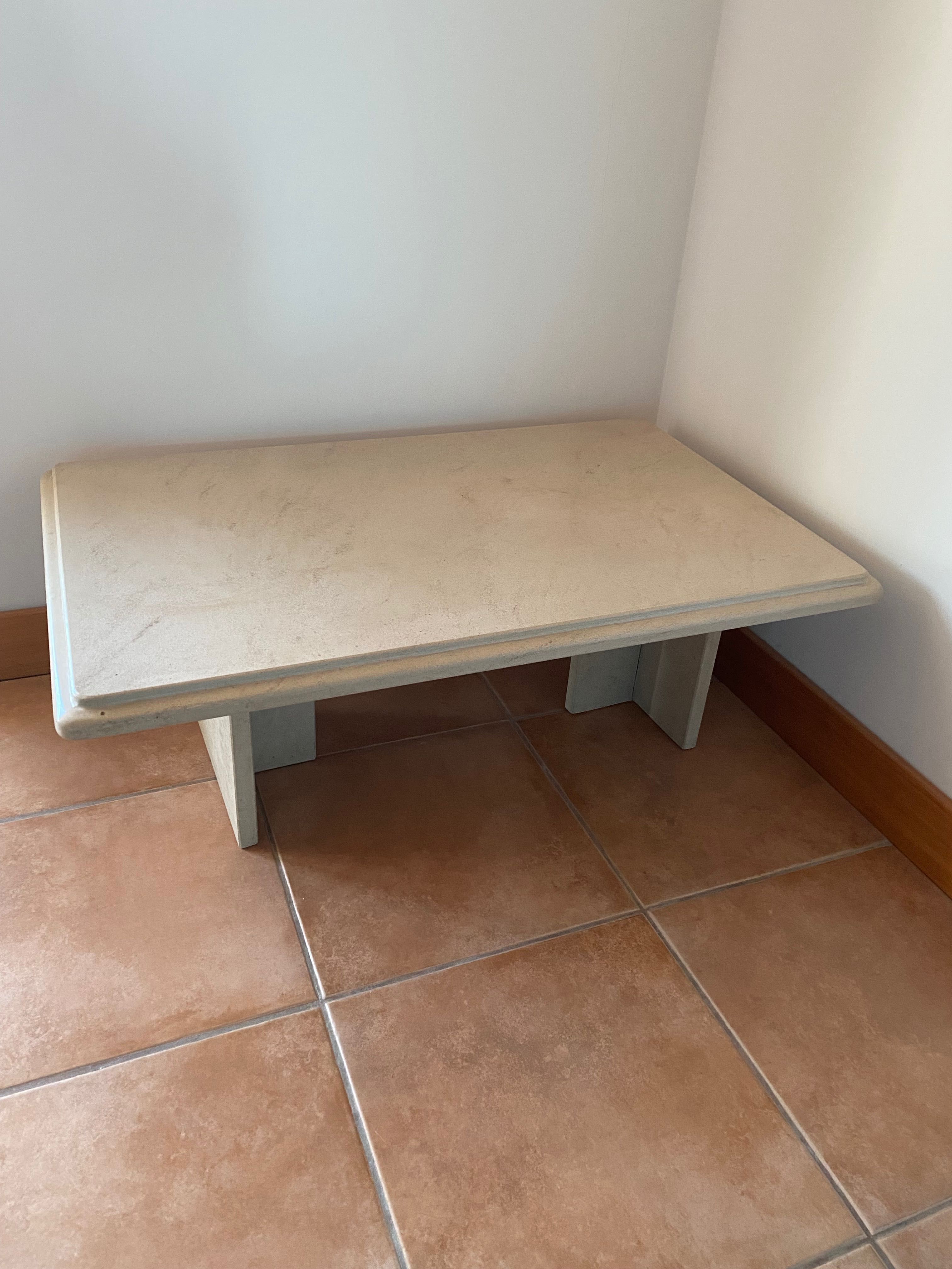 Mesa retangular em mármore